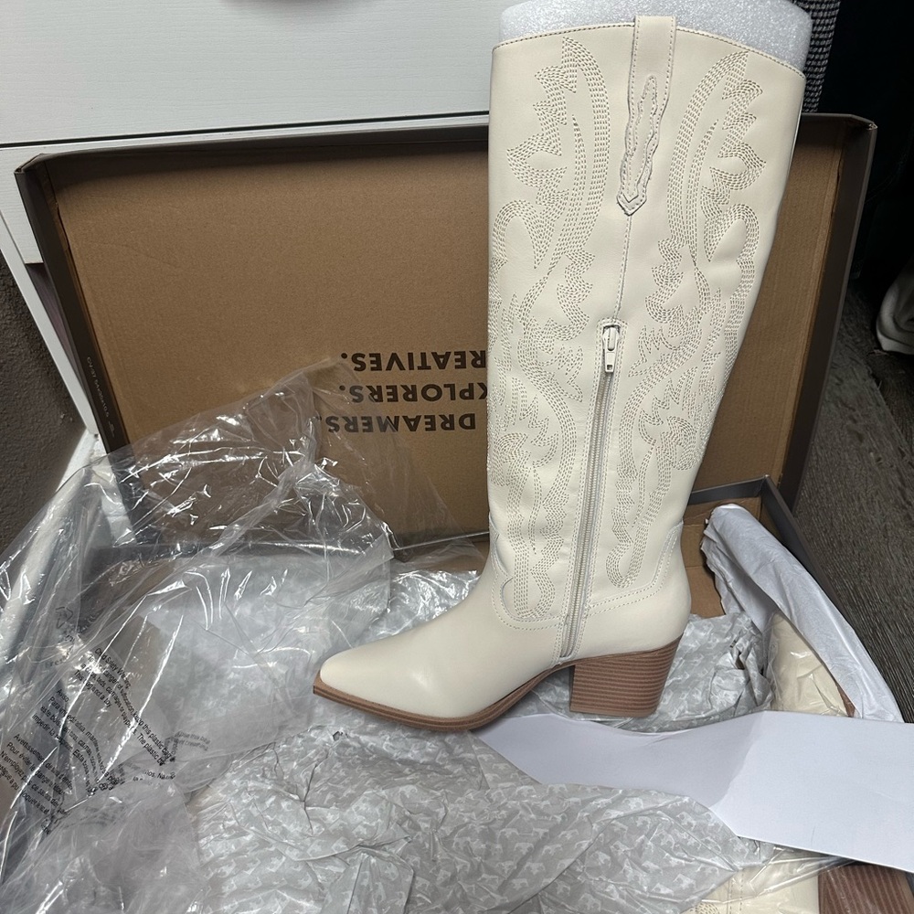 Crown Vintage Cream Embroidered Heeled Boots